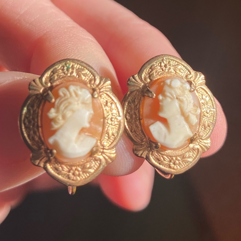 Antique vintage stamped 12K gold filled cameo screw back earring